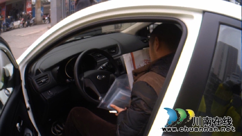 泸州一车主春节买新车未挂临时号牌违规上路(图1)