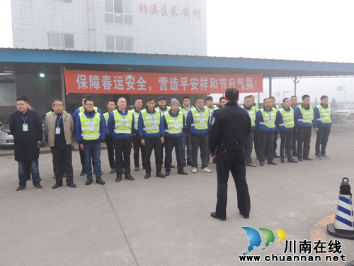 泸州市交警支队车管所坚守考试岗&nbsp;专场显服务(图2)