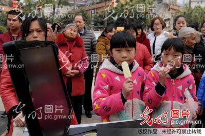 内江：大年初一&nbsp;广场K歌闹新春(图3)