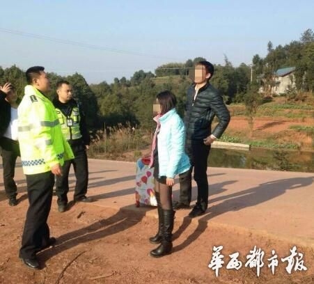 湖北妹子跟宜宾男网友回家过年 吵架后被弃高速(图1) 湖北妹子跟宜宾男网友回家过年 吵架后被弃高速(图1)