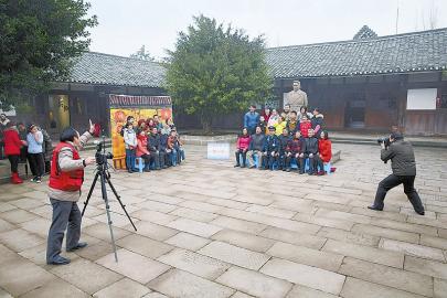 内江外出务工人员免费拍“新春全家福”(图2)