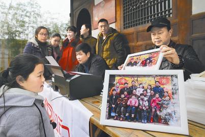 内江外出务工人员免费拍“新春全家福”(图1)