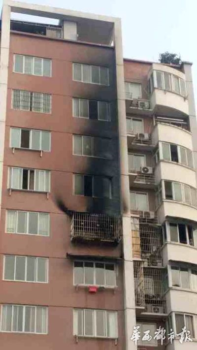 资阳：1楼放烟花点燃12楼&nbsp;烧得一片狼藉(图1)