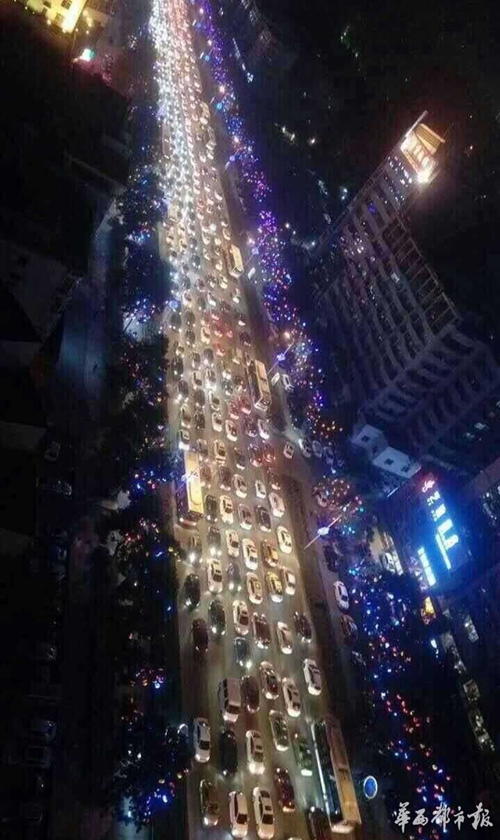 自贡迎”史上最堵春节”&nbsp;交警4小时不敢上厕所(图3)
