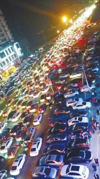 35万辆车“堵死”盐都 自贡灯会明年要搬家?(图1) 35万辆车“堵死”盐都 自贡灯会明年要搬家?(图1)