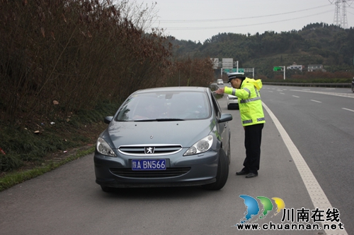 群众出游迷路&nbsp;纳黔高速交警来指路(图2)
