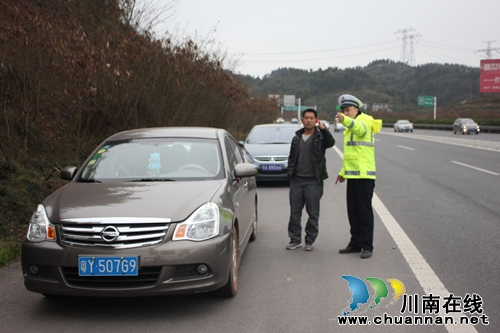 群众出游迷路&nbsp;纳黔高速交警来指路(图1)