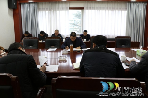 泸县县长薛学深主持研究2016年国土资源管理工作(图1)