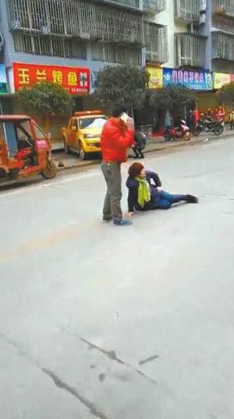 宜宾发生离奇车祸 无人驾驶皮卡车撞3人致1死(图1) 宜宾发生离奇车祸 无人驾驶皮卡车撞3人致1死(图1)
