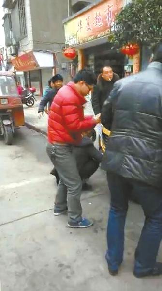 宜宾发生离奇车祸 无人驾驶皮卡车撞3人致1死(图2) 宜宾发生离奇车祸 无人驾驶皮卡车撞3人致1死(图2)