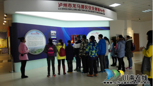 北城街道濂溪路社区为学生送“开学礼”(图2) 北城街道濂溪路社区为学生送“开学礼”(图2)