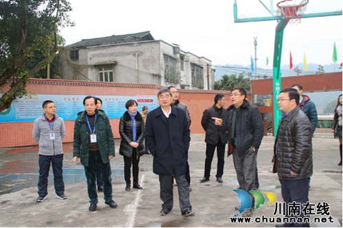 纳溪区委书记熊启权视察学校安全、禁毒预防教育等工作(图1) 纳溪区委书记熊启权视察学校安全、禁毒预防教育等工作(图1)