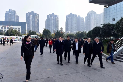 泸州大型招聘会提供3万余个岗位 2万余人求职(图6) 泸州大型招聘会提供3万余个岗位 2万余人求职(图6)