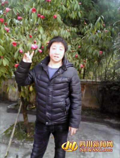 宜宾一家四口落水 农家乐老板舍身跳水救起三人(图2) 宜宾一家四口落水 农家乐老板舍身跳水救起三人(图2)