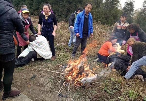 宜宾一家四口落水 农家乐老板舍身跳水救起三人(图1) 宜宾一家四口落水 农家乐老板舍身跳水救起三人(图1)