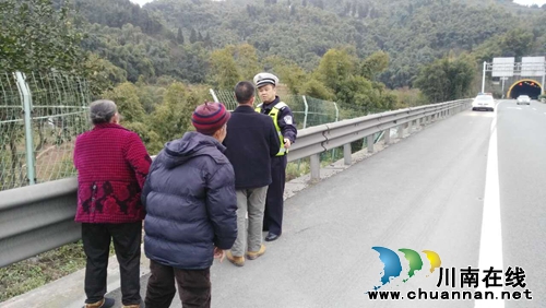 纳黔高速交警一大队整治行人违法上高速公路(图2)