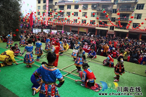 泸州合江五通镇:苗家踩山节闹新年(图2) 泸州合江五通镇:苗家踩山节闹新年(图2)