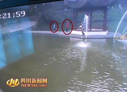 泸州女子将10岁女儿推入湖中&nbsp;漠然看其挣扎(图1)