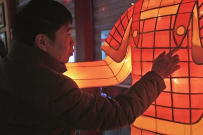 自贡彩灯大师郑安康:怀念手绘的年代(图1) 自贡彩灯大师郑安康:怀念手绘的年代(图1)