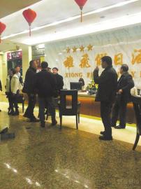自贡酒店游客被困电梯20分钟 脱困后砸前台物品(图1) 自贡酒店游客被困电梯20分钟 脱困后砸前台物品(图1)