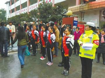 自贡40万中小学生行课 开学典礼说“创文”(图1) 自贡40万中小学生行课 开学典礼说“创文”(图1)