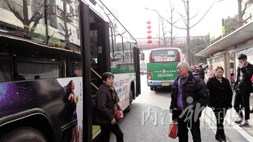 让内江“公交族”享“VIP” 公交专用道呼之欲出(图3) 让内江“公交族”享“VIP” 公交专用道呼之欲出(图3)