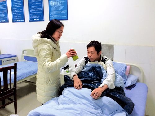 内江女生欲捐肾救父被奶奶拒绝 捅破24年秘密(图2) 内江女生欲捐肾救父被奶奶拒绝 捅破24年秘密(图2)