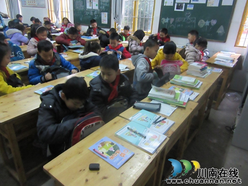 护国镇中心校:做好开学安全教育 为学子保驾护航(图3) 护国镇中心校:做好开学安全教育 为学子保驾护航(图3)