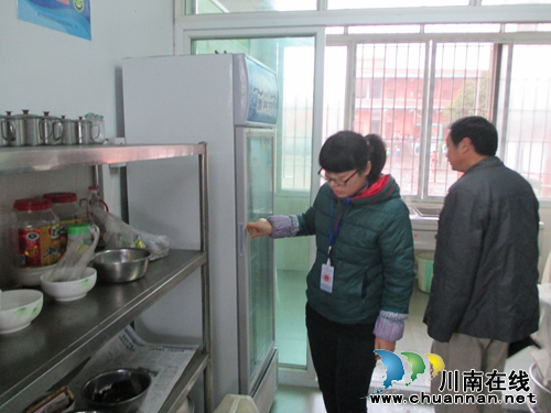 泸县潮河镇开展学校食品安全专项检查(图1)
