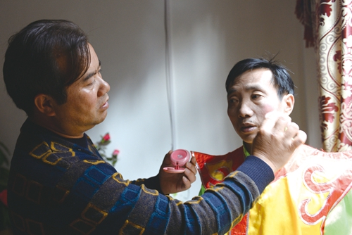 花灯之乡的“守灯人” 记古蔺花灯传承人姚占楷(图2) 花灯之乡的“守灯人” 记古蔺花灯传承人姚占楷(图2)