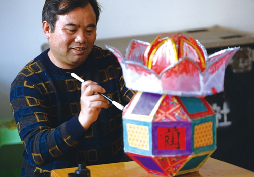 花灯之乡的“守灯人” 记古蔺花灯传承人姚占楷(图1) 花灯之乡的“守灯人” 记古蔺花灯传承人姚占楷(图1)