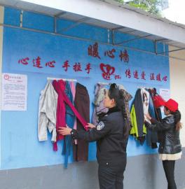 宜宾市民捐衣挂墙上 困难人士请自取(图1) 宜宾市民捐衣挂墙上 困难人士请自取(图1)