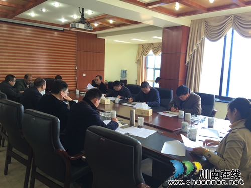 泸县县长薛学深到石桥镇专题研究脱贫攻坚工作(图1)