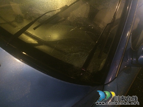 泸州:雨夜横穿马路 老妇当场被撞飞(图3) 泸州:雨夜横穿马路 老妇当场被撞飞(图3)