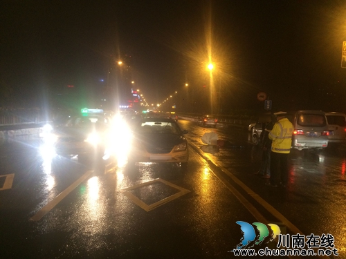 泸州:雨夜横穿马路 老妇当场被撞飞(图4) 泸州:雨夜横穿马路 老妇当场被撞飞(图4)