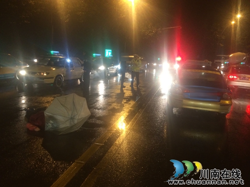 泸州:雨夜横穿马路 老妇当场被撞飞(图1) 泸州:雨夜横穿马路 老妇当场被撞飞(图1)