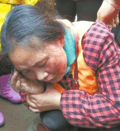 脏水溅路人&nbsp;宜宾环卫工遭母子三人拳打脚踢(图1)