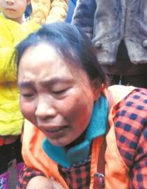 脏水溅路人&nbsp;宜宾环卫工遭母子三人拳打脚踢(图2)