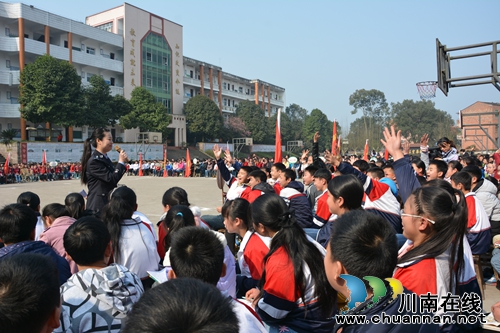 泸州纳溪《反家暴法》宣讲进校园(图1) 泸州纳溪《反家暴法》宣讲进校园(图1)