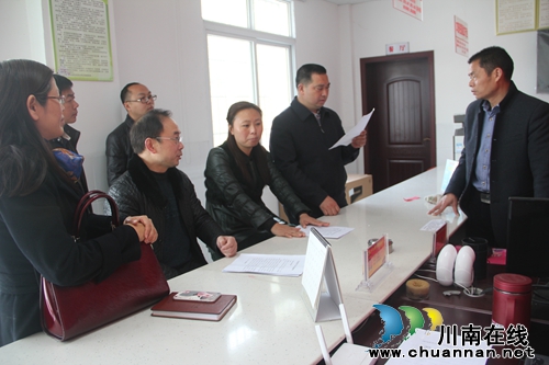 泸县工商局到喻寺镇指导扶贫攻坚工作(图1)