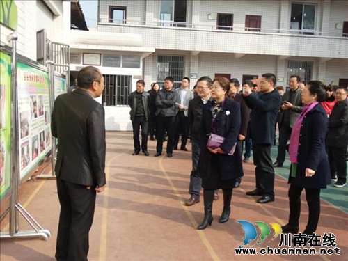 泸州副市长马宗慧到水尾把脉预防保健进校园(图3) 泸州副市长马宗慧到水尾把脉预防保健进校园(图3)