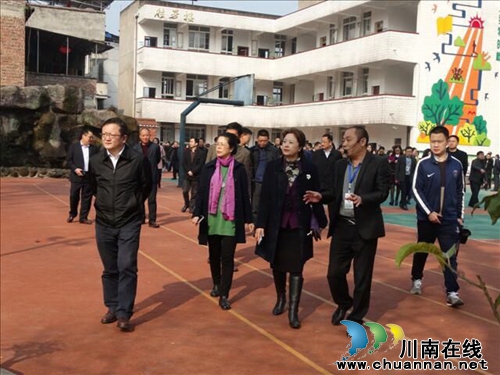 泸州副市长马宗慧到水尾把脉预防保健进校园(图1) 泸州副市长马宗慧到水尾把脉预防保健进校园(图1)