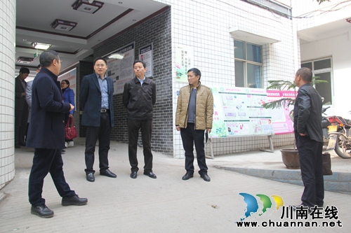 泸县县委常委、副县长胡万国调研全民预防保健试点工作(图1) 泸县县委常委、副县长胡万国调研全民预防保健试点工作(图1)