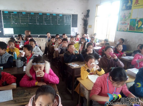 护国岩小学：师生同喝大锅药(图1)