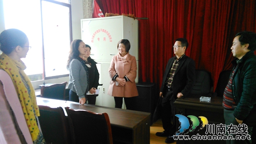 泸州市检查组到太伏镇检查验收幸福美丽新村文化院坝(图1) 泸州市检查组到太伏镇检查验收幸福美丽新村文化院坝(图1)