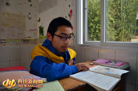 宜宾陪读妈妈背残疾儿上学 儿子:你是我的腿(图2) 宜宾陪读妈妈背残疾儿上学 儿子:你是我的腿(图2)