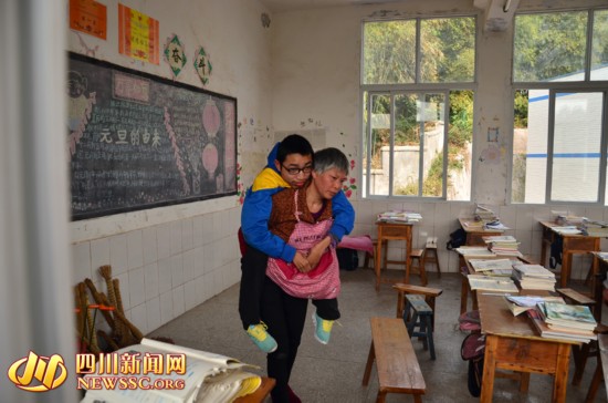 宜宾陪读妈妈背残疾儿上学 儿子:你是我的腿(图3) 宜宾陪读妈妈背残疾儿上学 儿子:你是我的腿(图3)