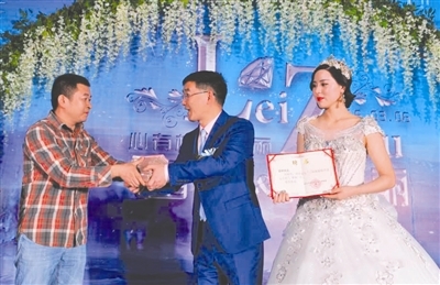 泸州新婚夫妇捐10万礼金帮助20名贫困生(图1)