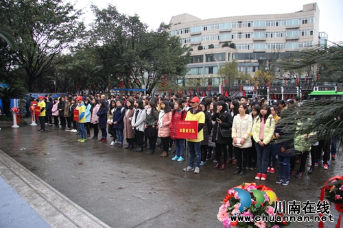 泸州:画家回乡办画展 百岁伯母来“助阵”(图6) 泸州:画家回乡办画展 百岁伯母来“助阵”(图6)