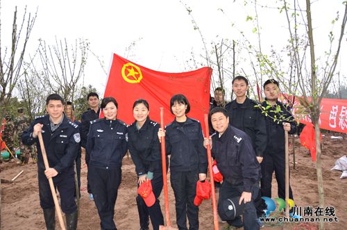 长航泸州公安志愿植树　为酒城再添一抹新绿(图1)
